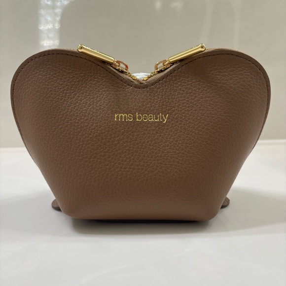 Cuyana x RMS mini heart case in Cappuccino leather - Picture 2 of 9